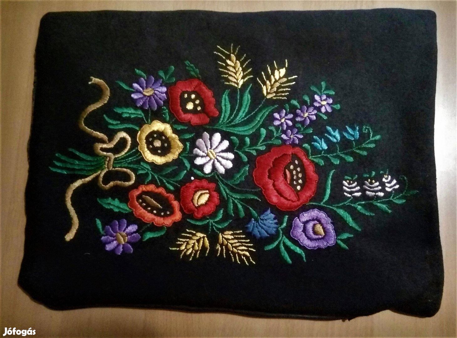 Díszpárnahuzat, kézzel hímzett, posztó, 35 x 48 cm