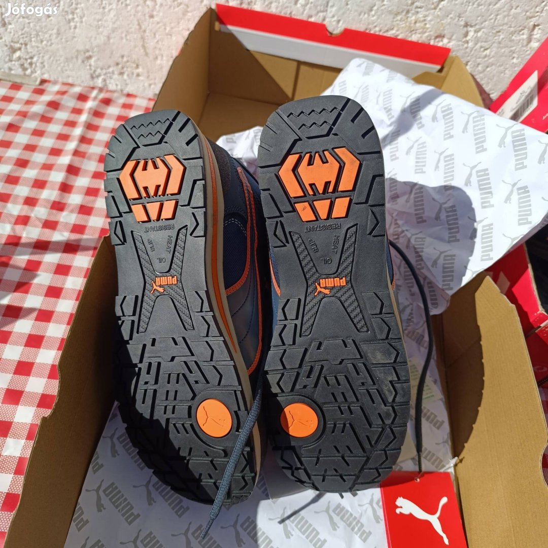 Divatos Puma Crosstwist Mid S3 SRC 42-es férfi munkavédelmi bakancs.