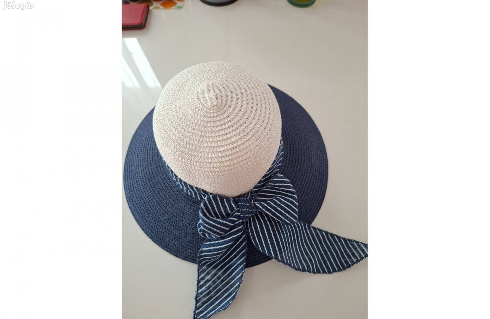 Divatos, elegáns, nyári női kalap