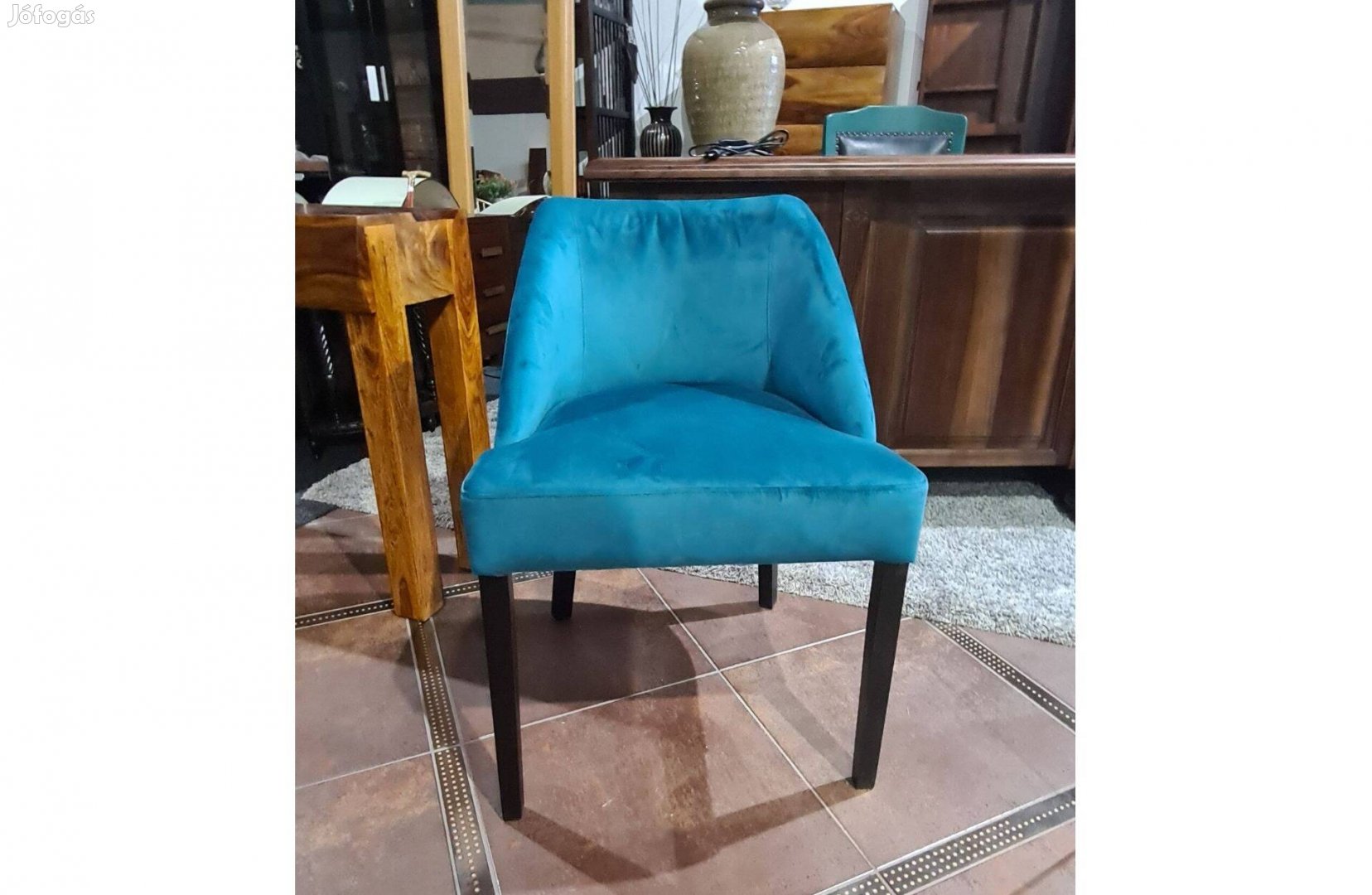 Divatos karfás szék