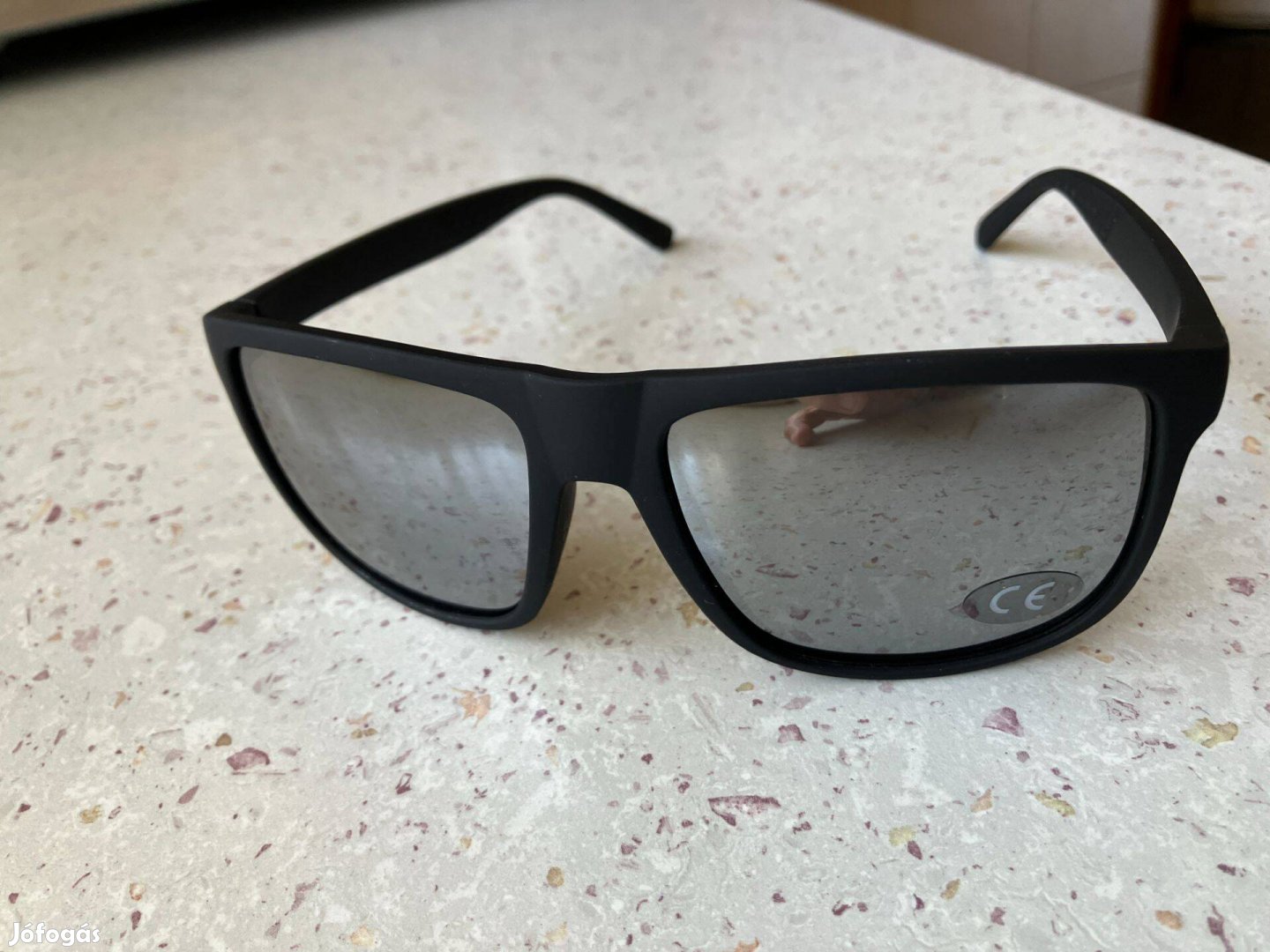 Divatos unisex napszemüveg, ezüst színű lencsékkel