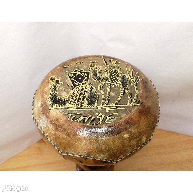 Djembe dob Tunéziából festett szaharai tevés jelenettel,