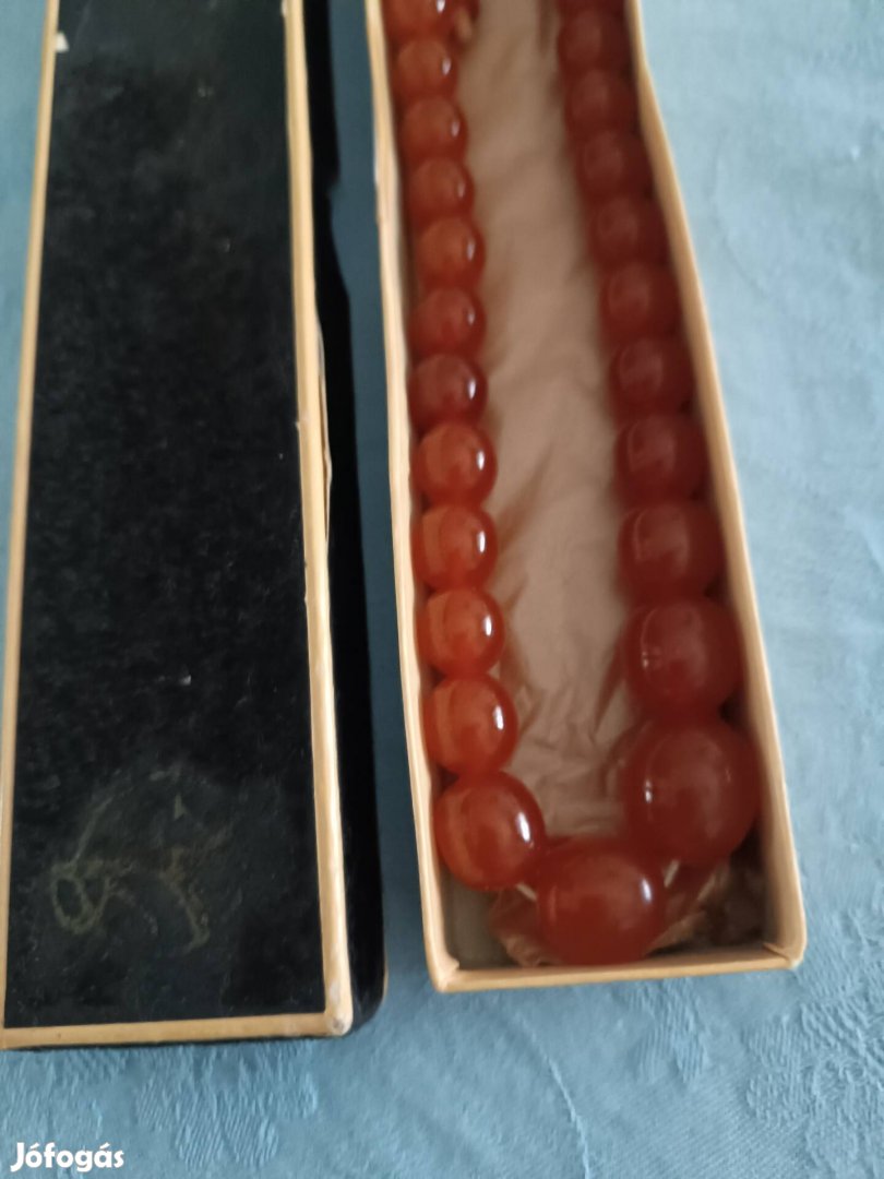 Dobozban tartót borostyán nyaklánc 