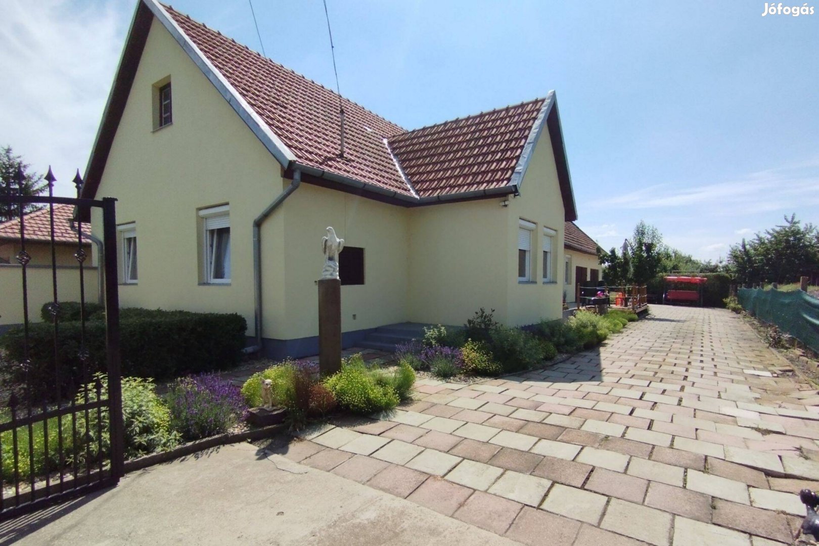 Dobozi út környékén 120 nm-es, 2001-ben épült családi ház eladó!