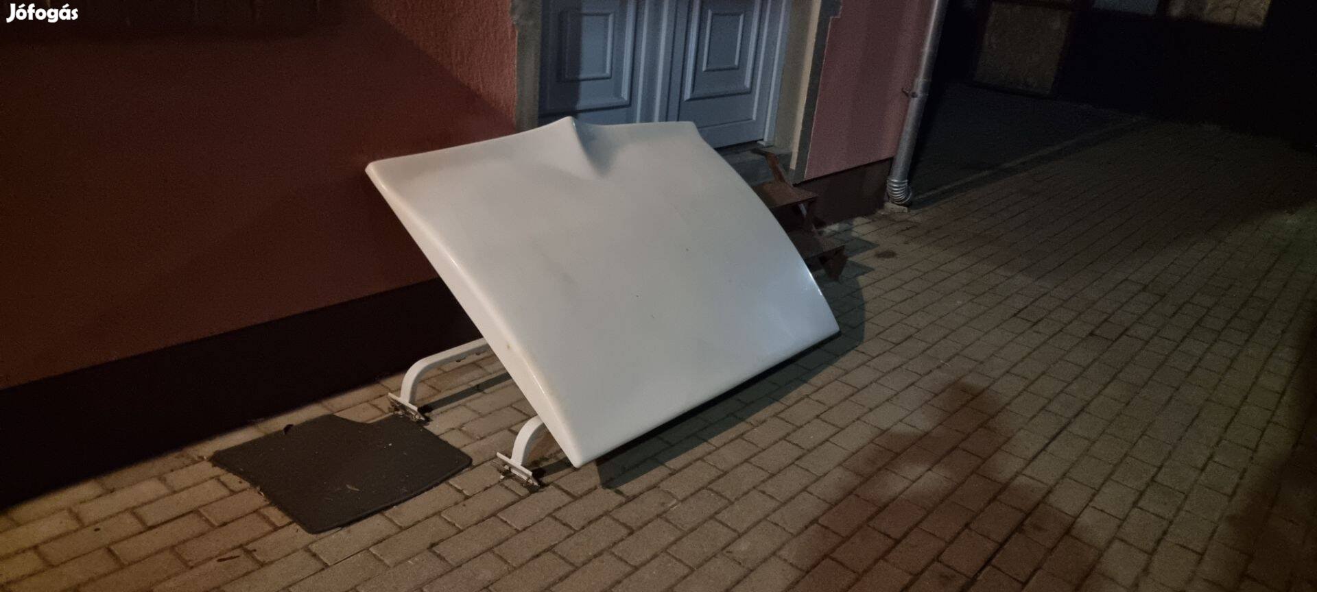 Dobozos teherautó autó utánfutó lakókocsi tető fülke