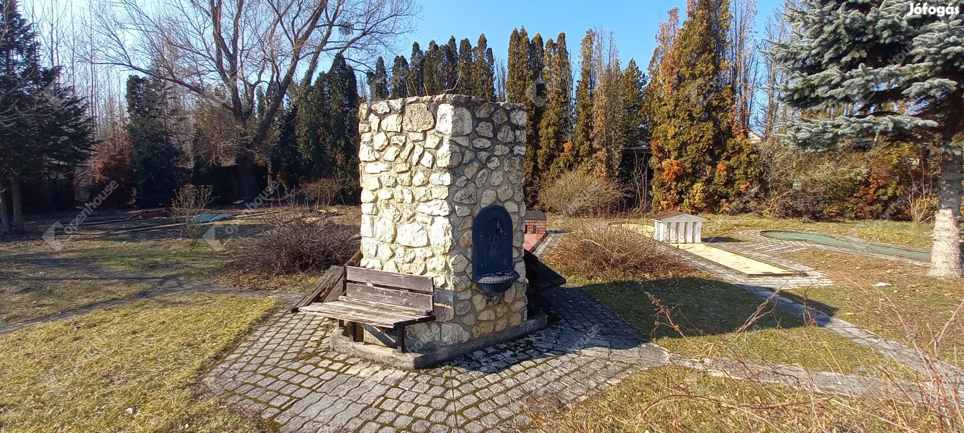 Döbröntén eladó egy szerkezetkész családi ház, mini golf