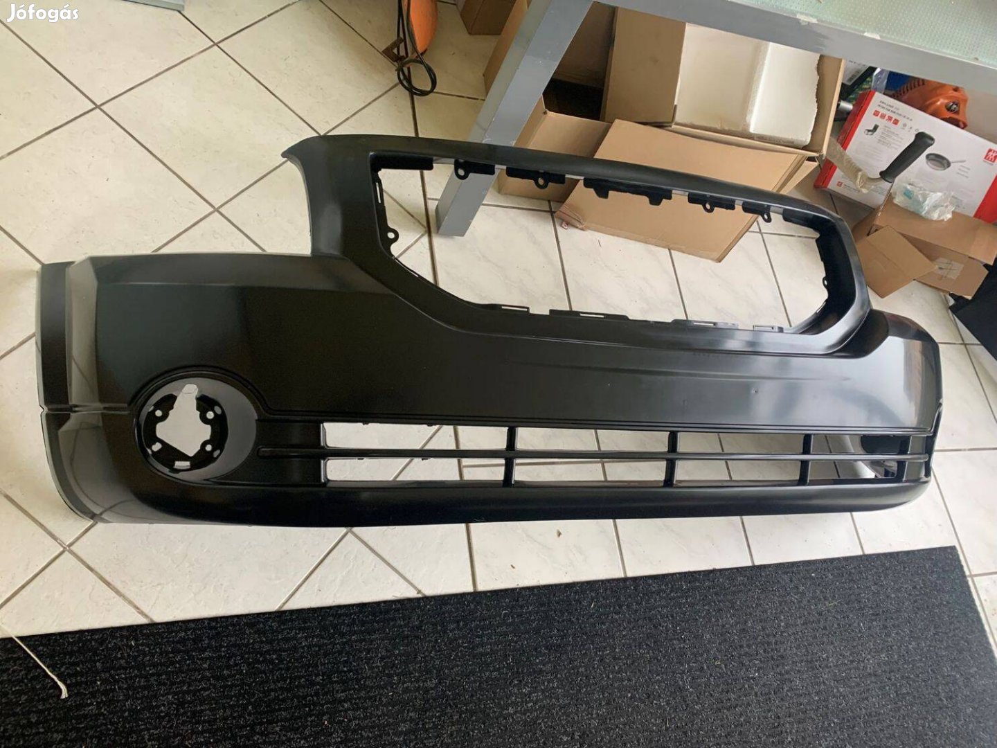 Dodge Caliber alkatrészek, új első lökhárító. Van több darab