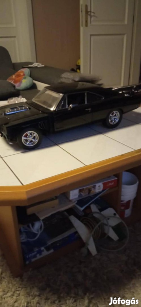 Dodge charger 1:8 as modell autó