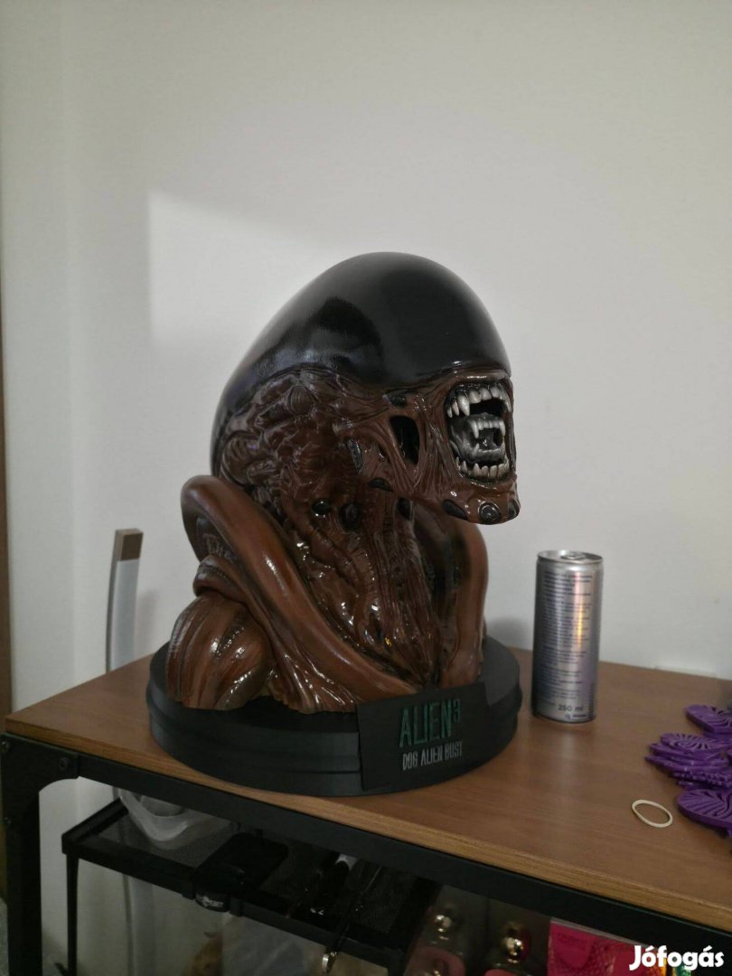 Dog Alien mellszobor