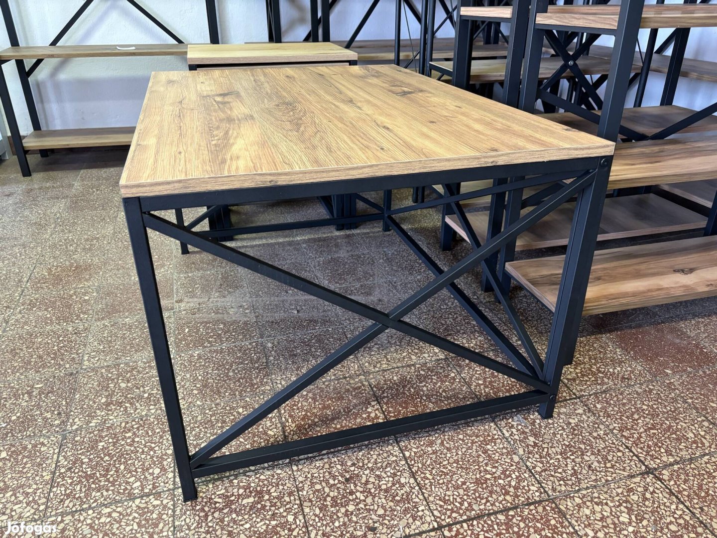 Dohányzó asztal - loft jellegű, fém és fa kombináció
