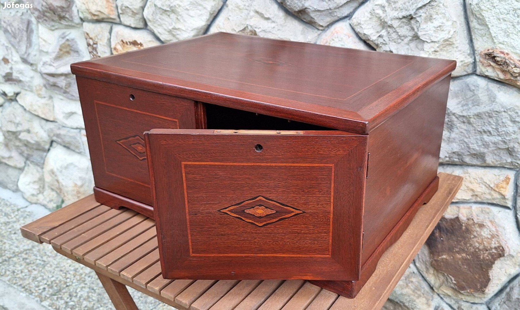 Dohányzó asztal, régi fa láda