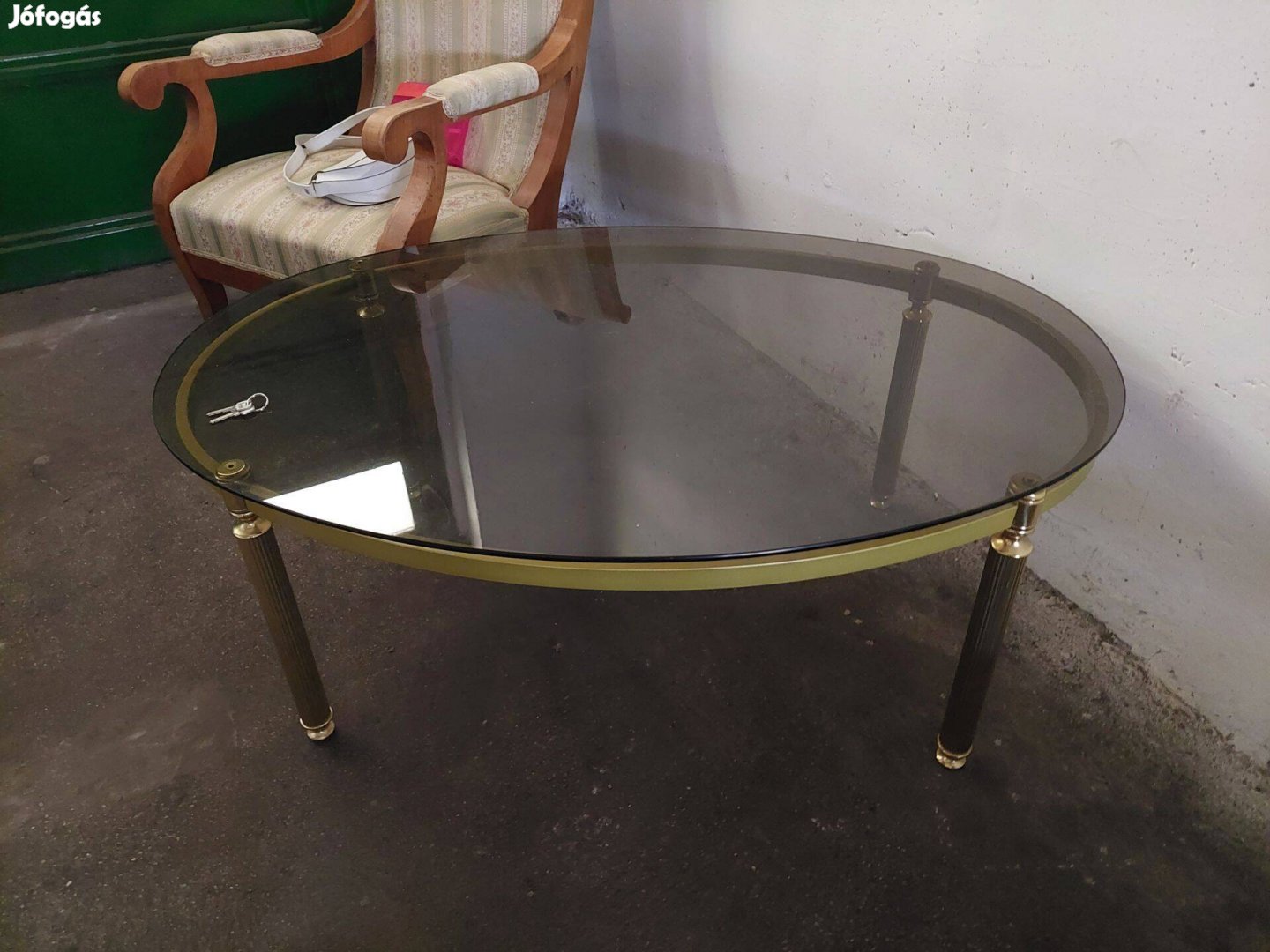 Dohányzó asztal sárga réz lábakkal