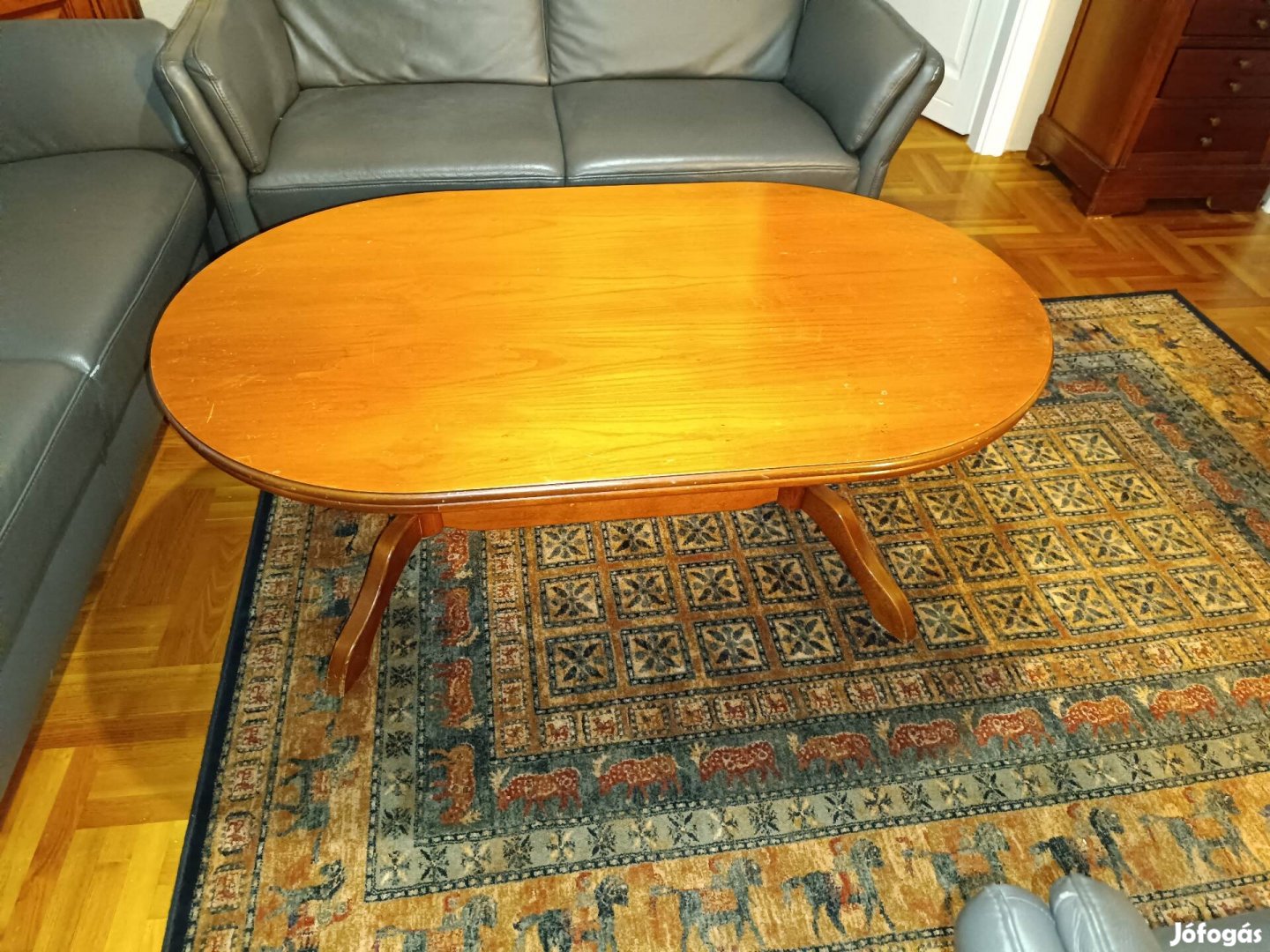 Dohányzóasztal cseresznyefából