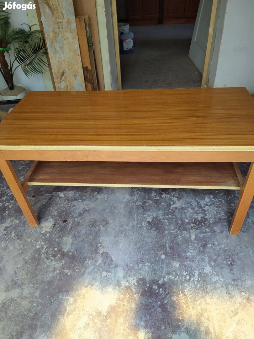Dohányzóasztal jó állapotban