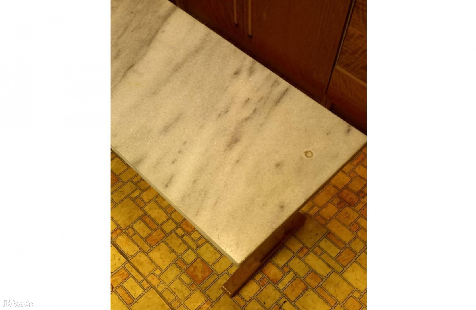 Dohányzóasztal márványlappal 90 x 40 x 50 cm