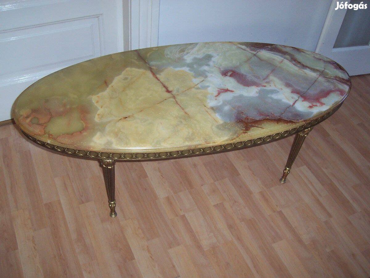 Dohányzóasztal réz lábakon,márvány