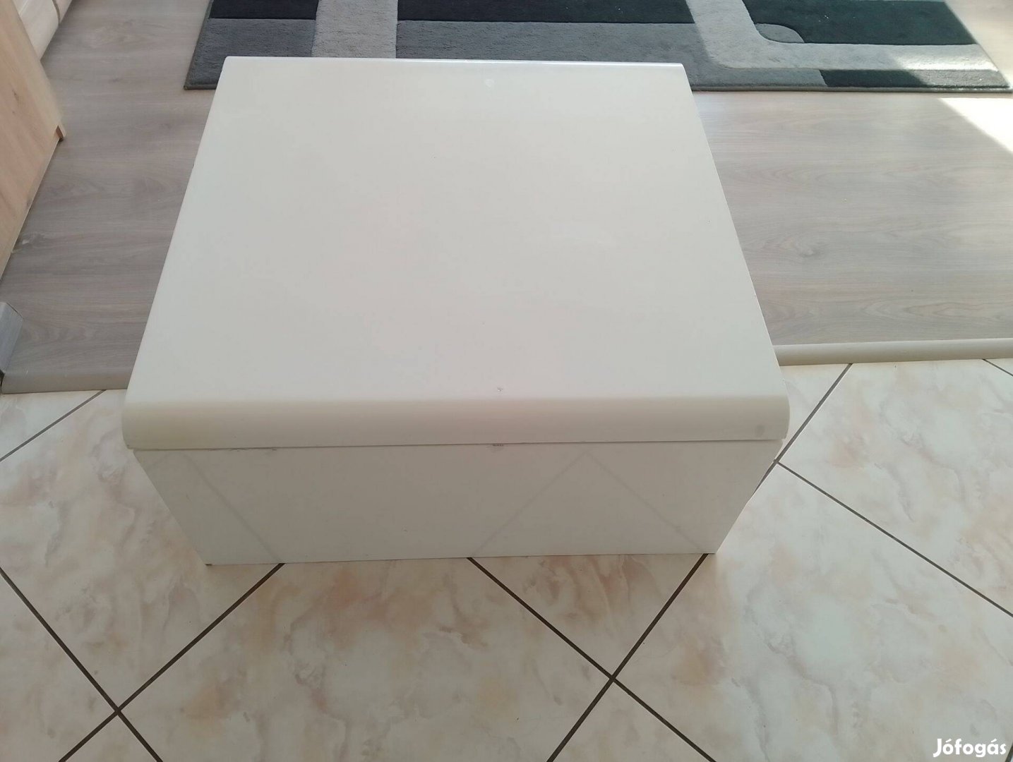 Dohányzóasztal tárolós, felnyíló fényes fehér tetejű, szép