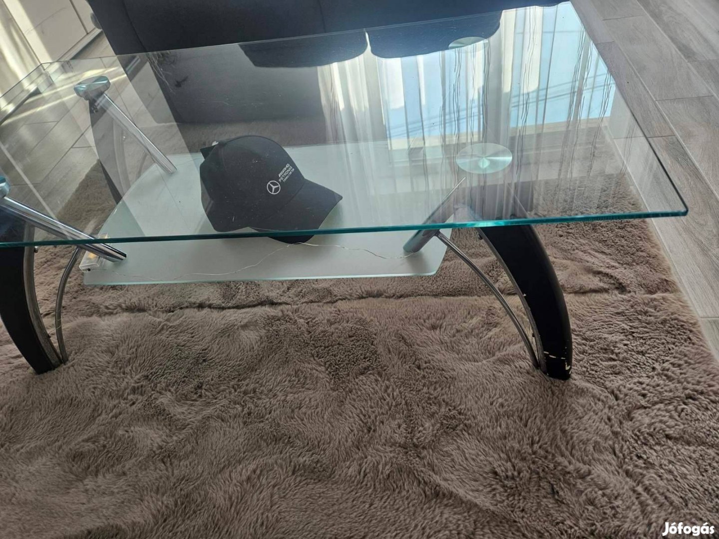 Dohányzóasztal üveges