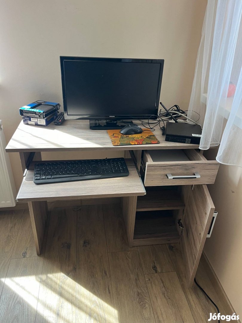 Dolgozó író számítógép asztal