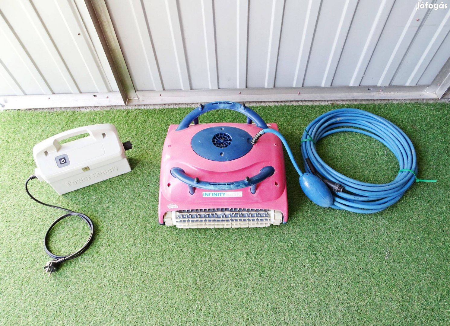 Dolphin Infinity Basic automata medence porszívó robot