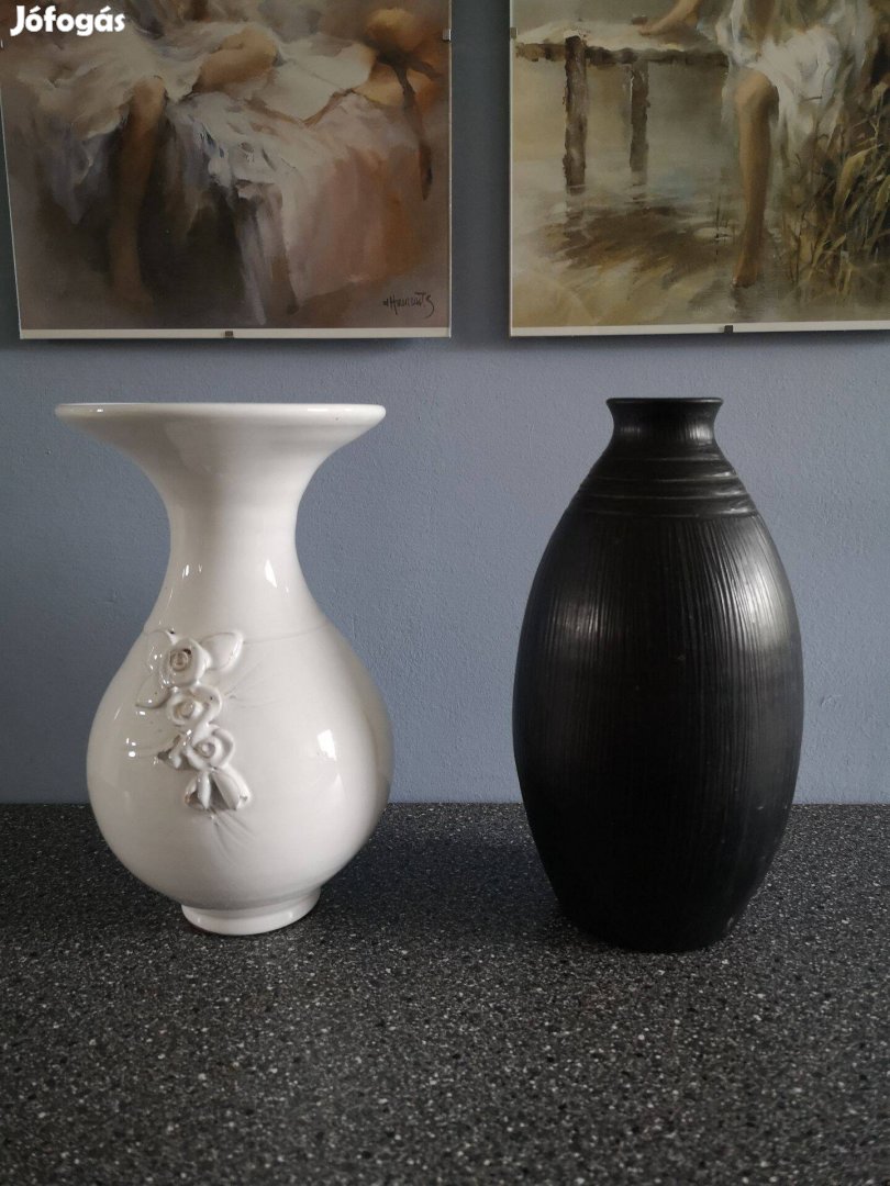 Dombormintás, fehér kerámia váza díszcsomagolással