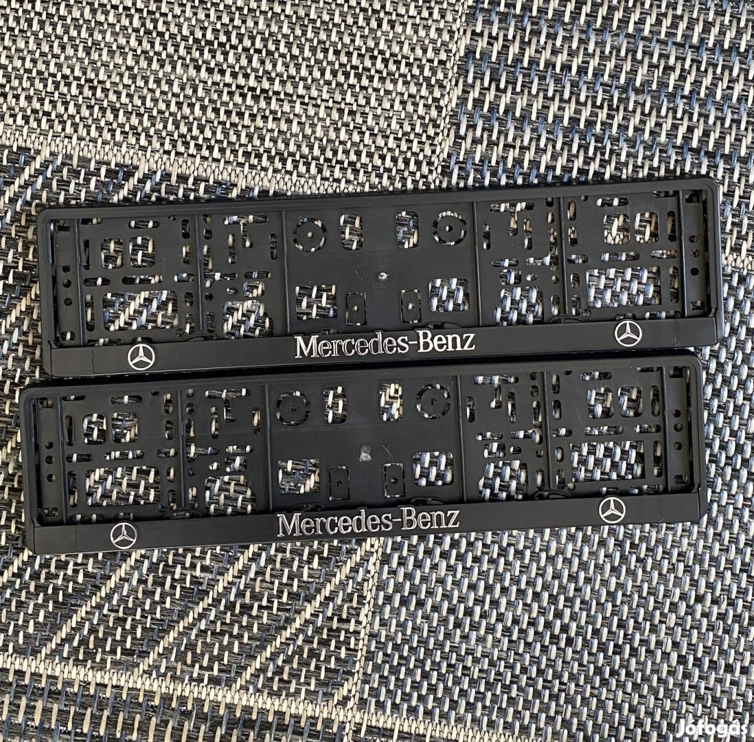 Dombornyomott Mercedes rendszámtartó