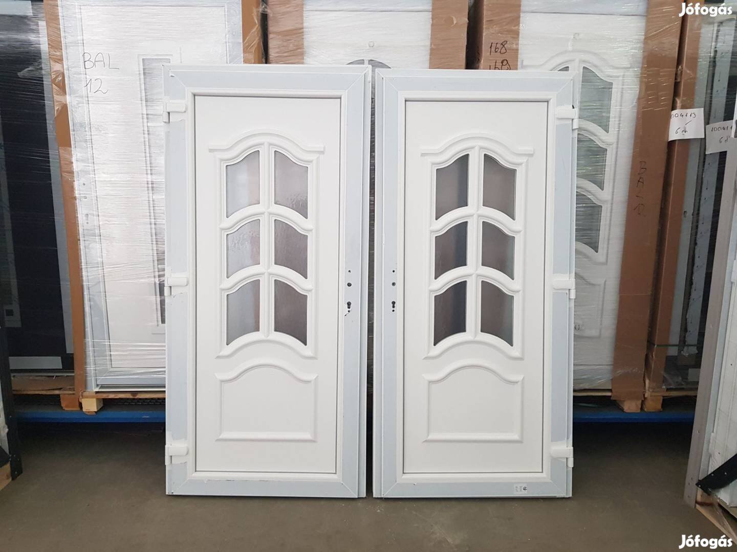 Dombornyomott bejárati ajtó ingyen szállítva