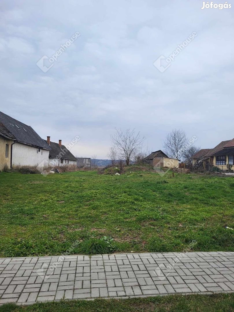 Dombóvár központi részén eladó belterületi 2016nm-es telek