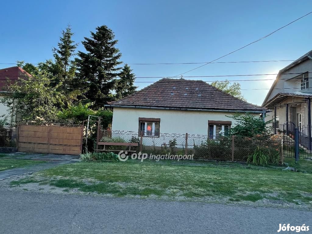 Domoszlói 85 nm-es ház eladó