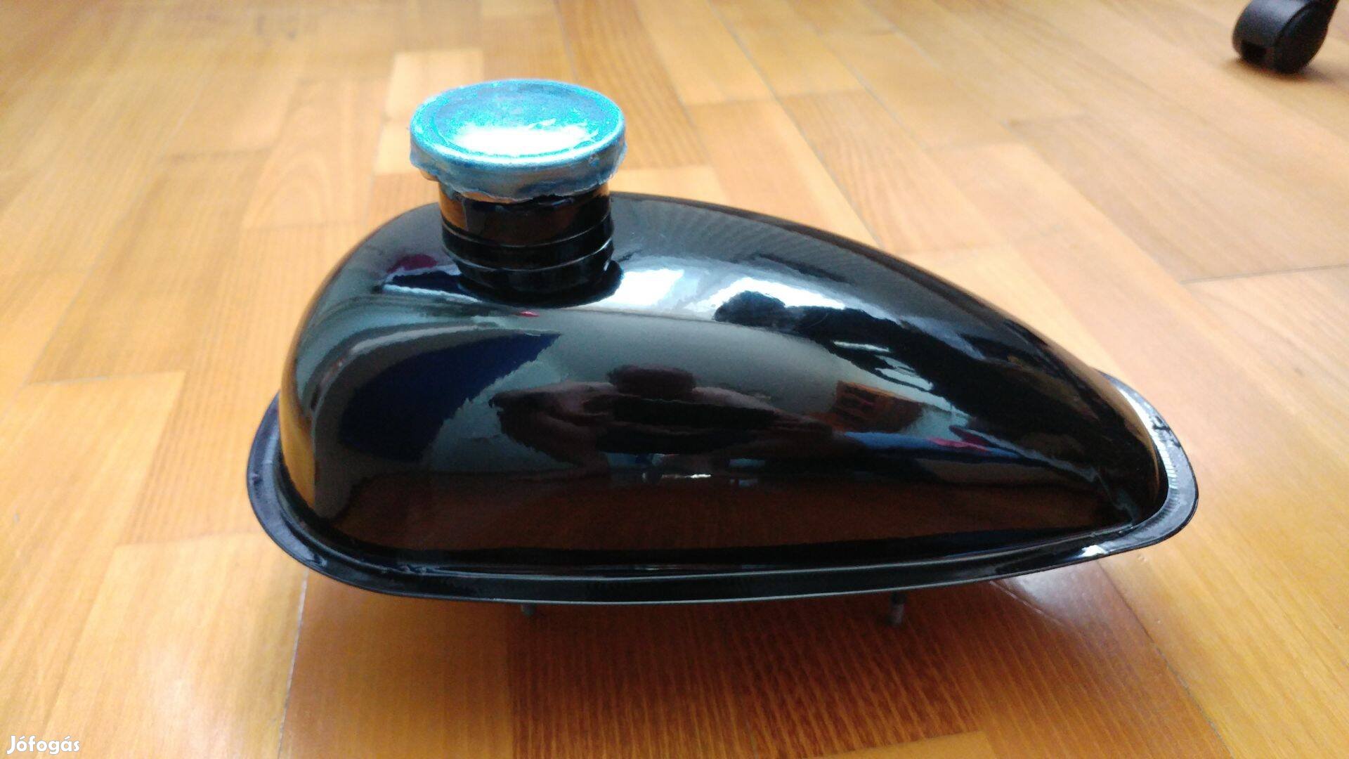 Dongó motor benzintank