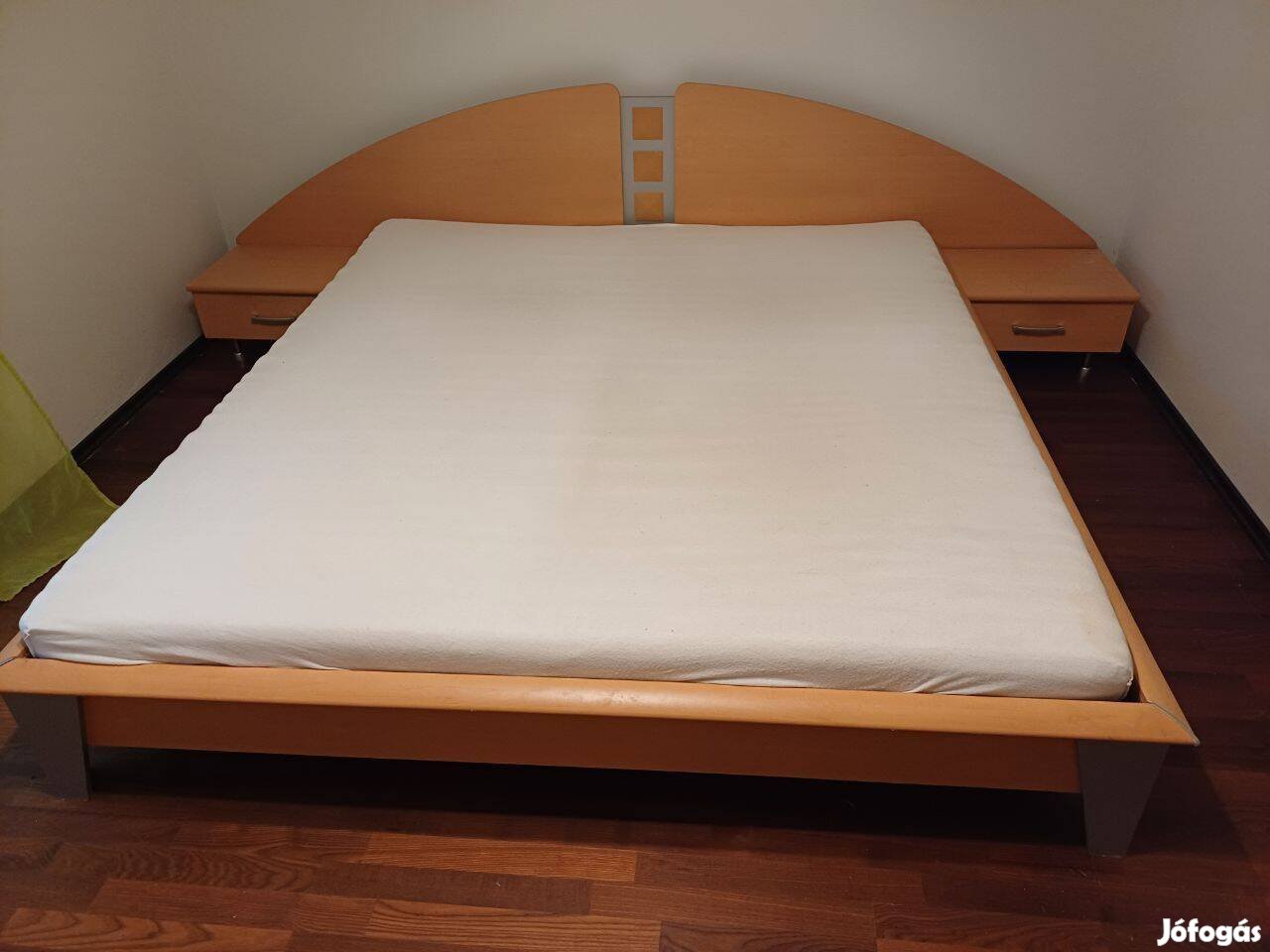 Doppelbett mit Nachtkästen und Lattenrost