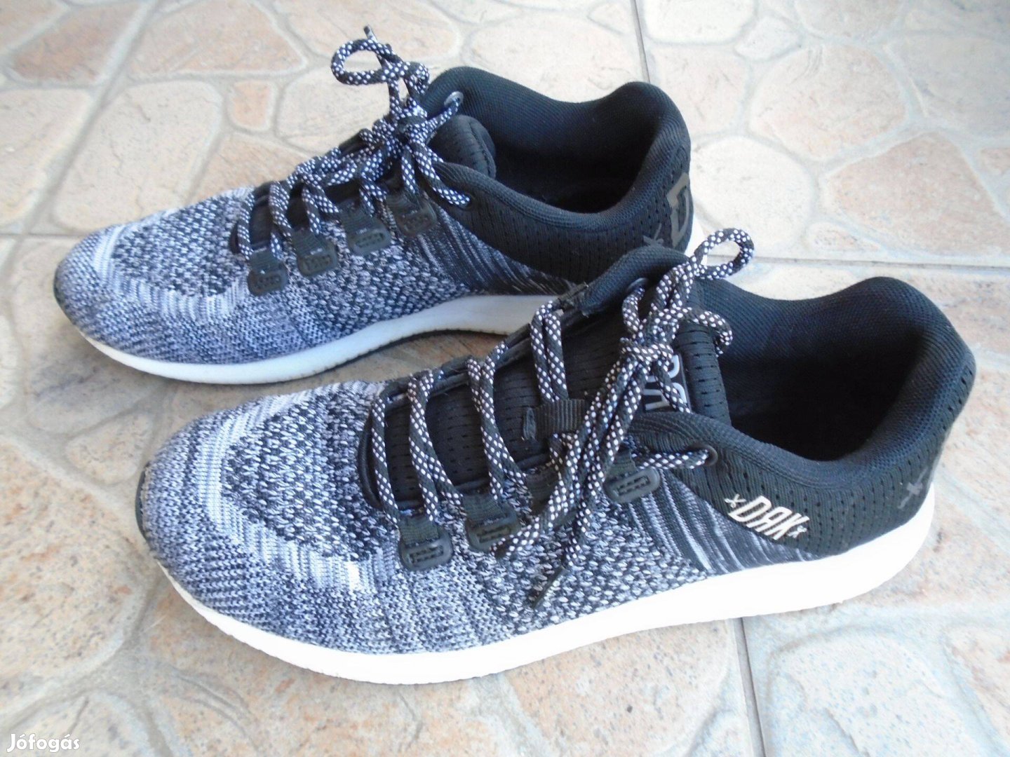 Dorko Jump 41-es méretű edzőcipő