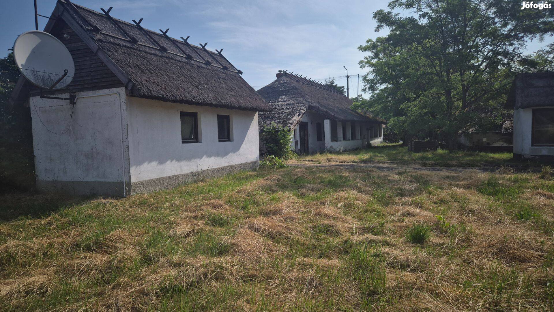 Dormándon y telek árban kettő darab nádetős ház eladó