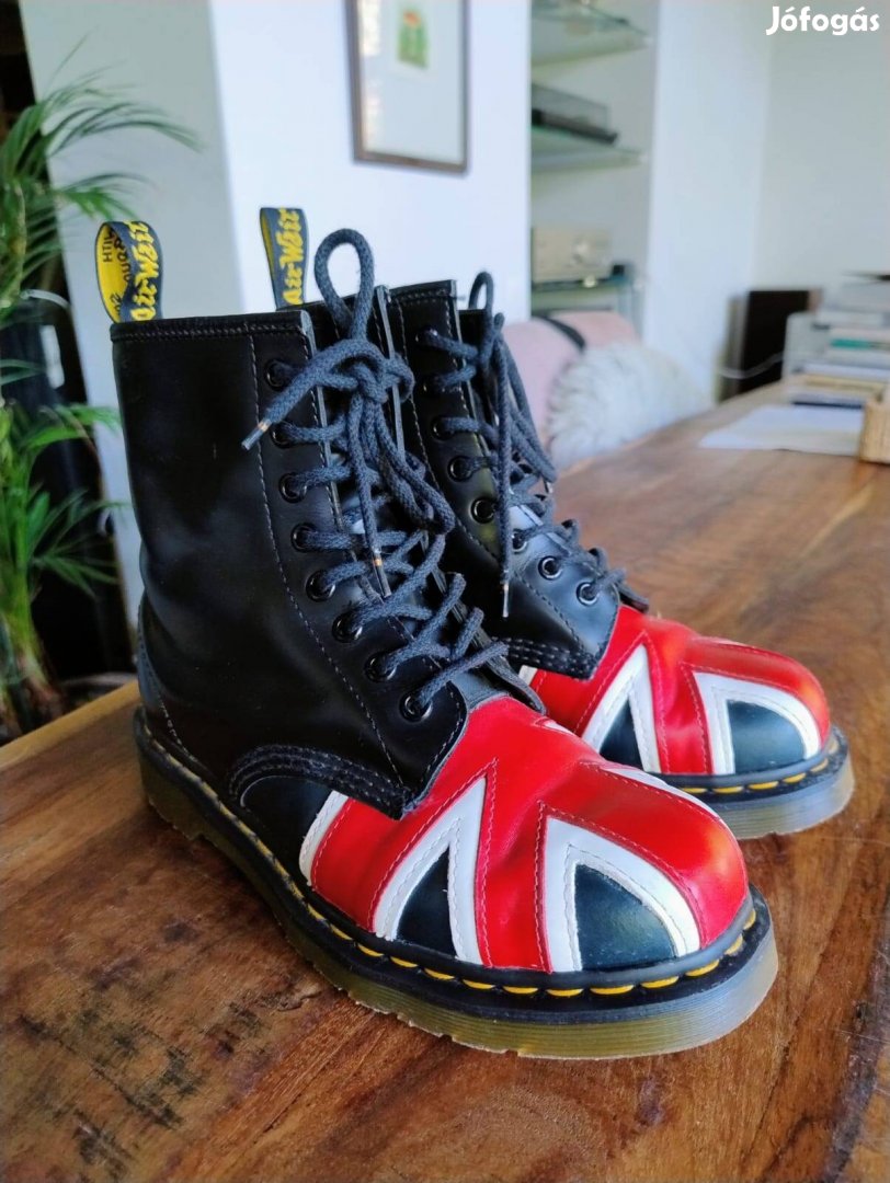 Dr Martens 38-as női bakancs, új!!!