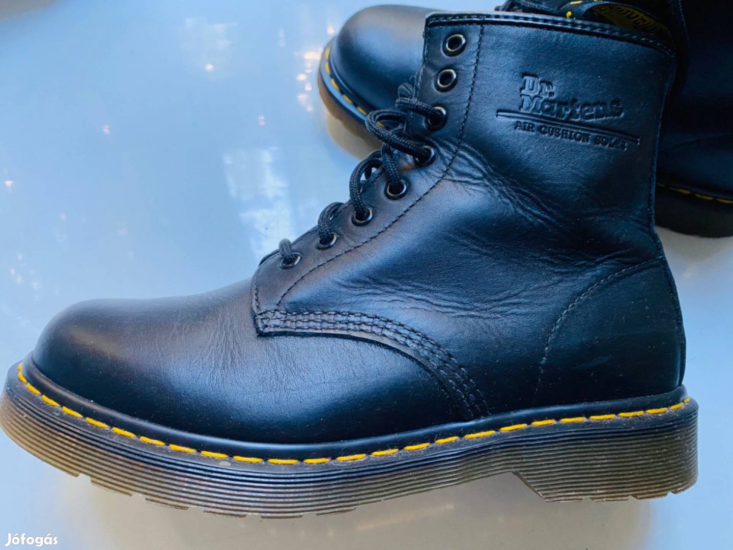 Dr. Martens 1460 - 8 soros, újszerű fekete bőr bakancs (41-42)