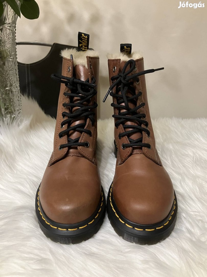 Dr. Martens női valódibőr bélelt bakancs