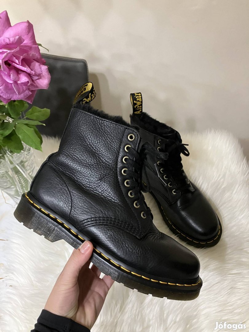 Dr. Martens uniszex bélelt bőr bakancs