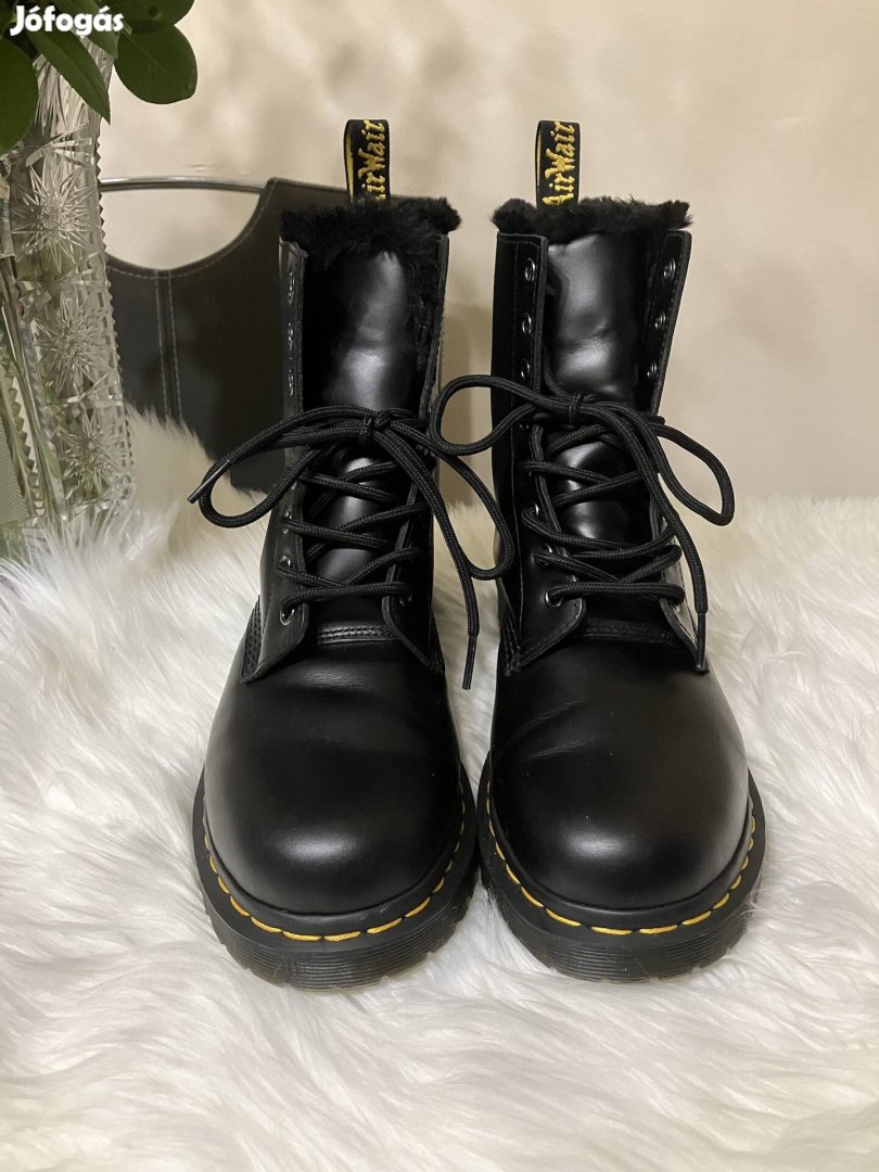 Dr. Martens uniszex valódibőr bakancs