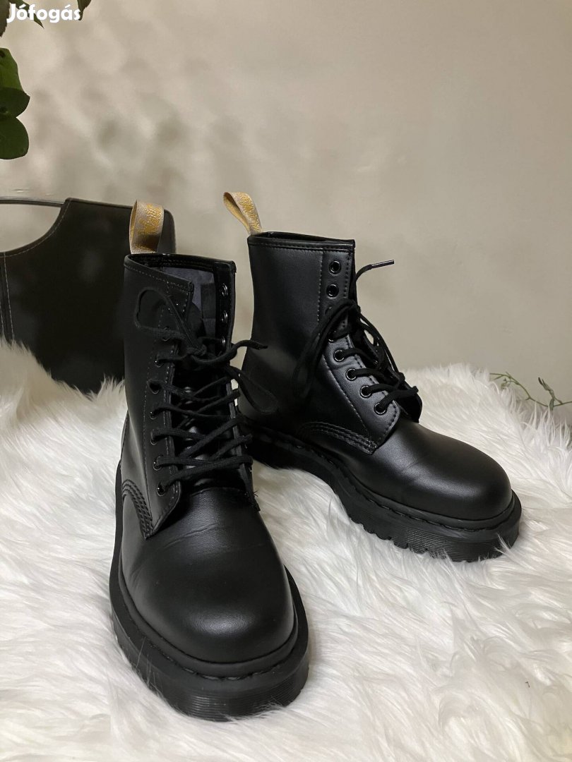 Dr. Martens vegánbőr bakancs