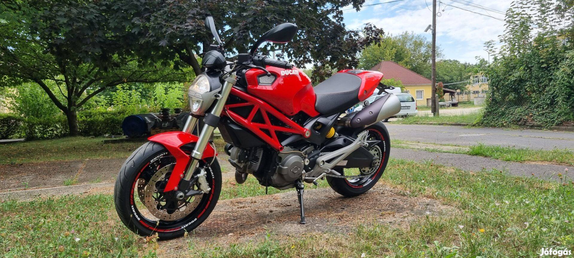 Ducati Monster 696