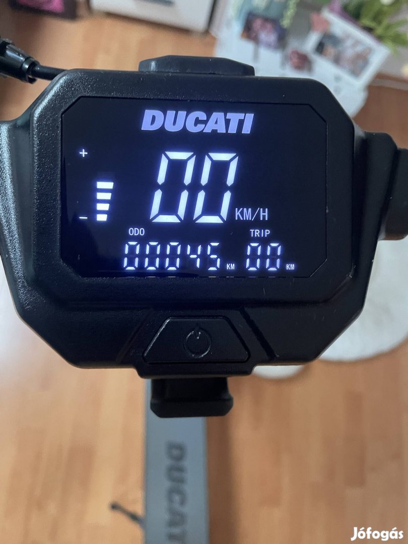 Ducati Pro ll Evo teleszkópos, tárcsafékes e elektromos roller