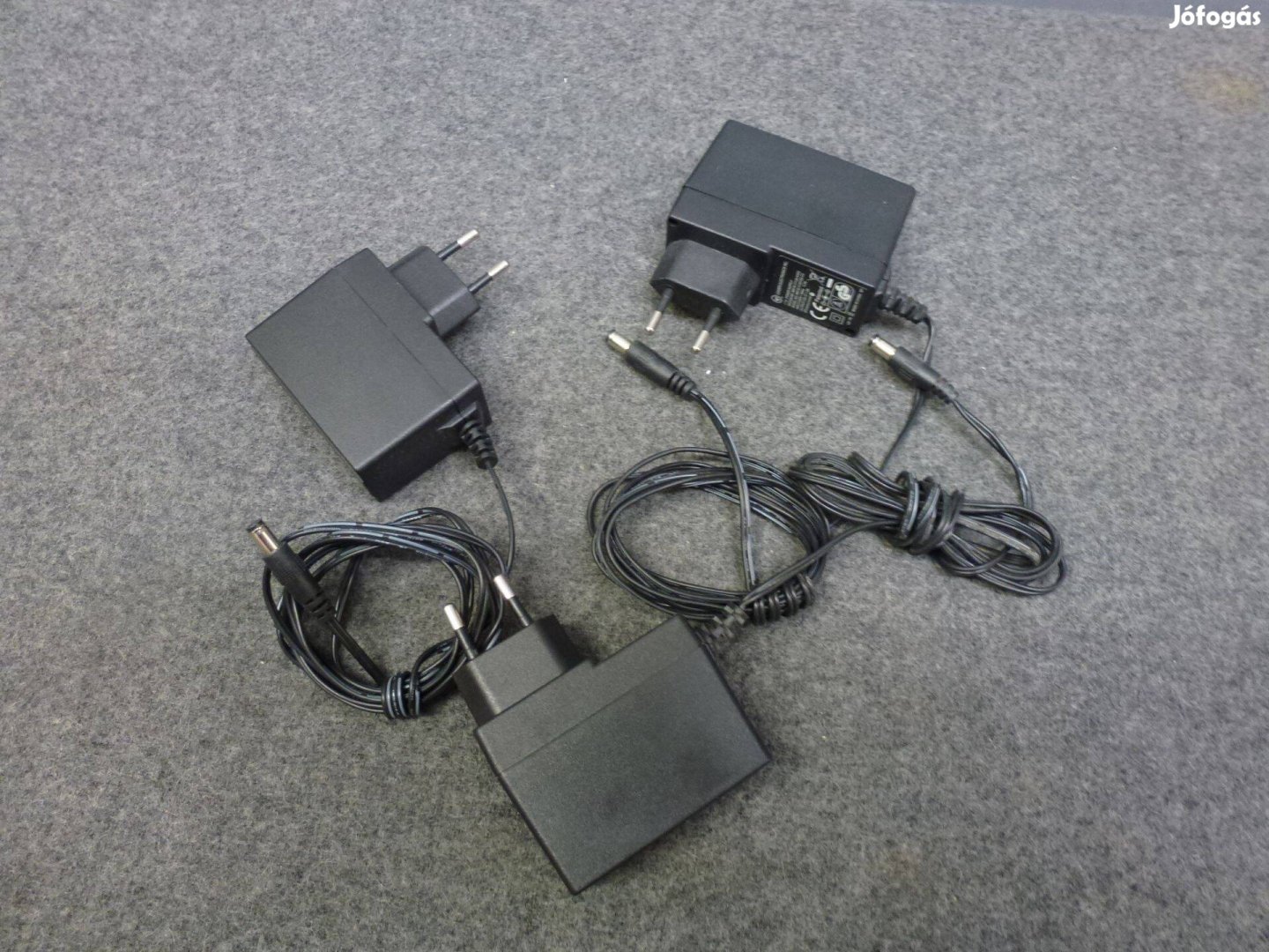 Dugasz tápegység 12V-1500mA