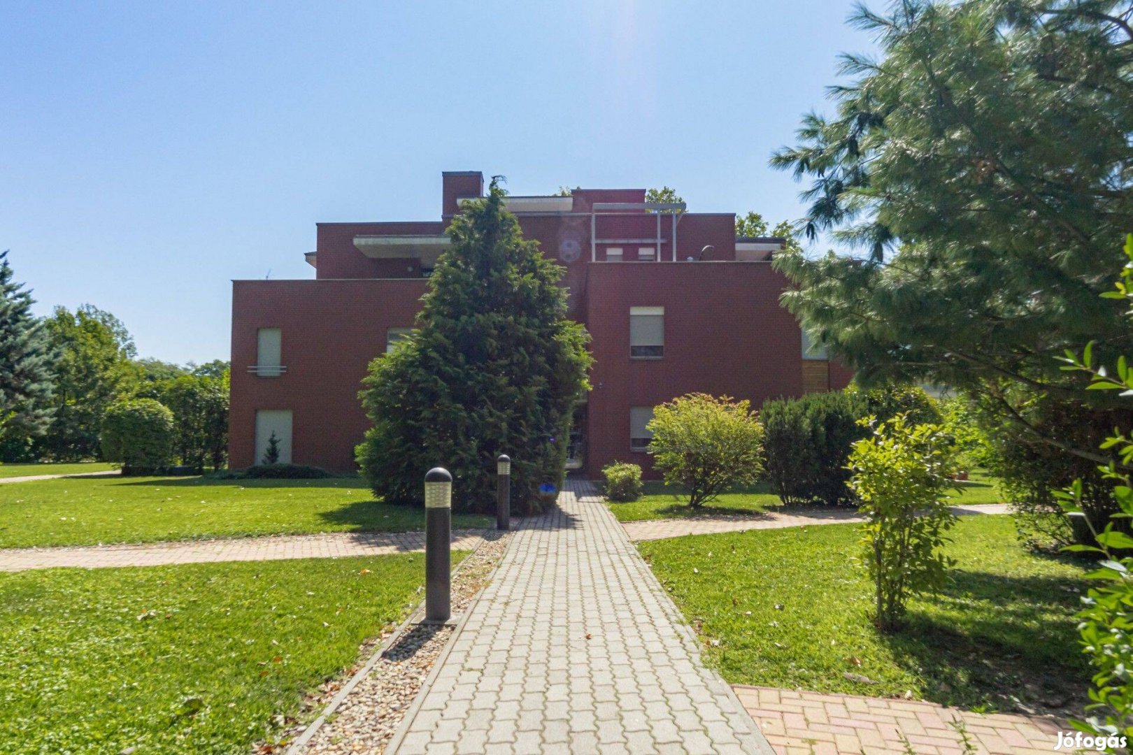 Duna parton ős fák között panorámás teraszos lakás szép állapotban!