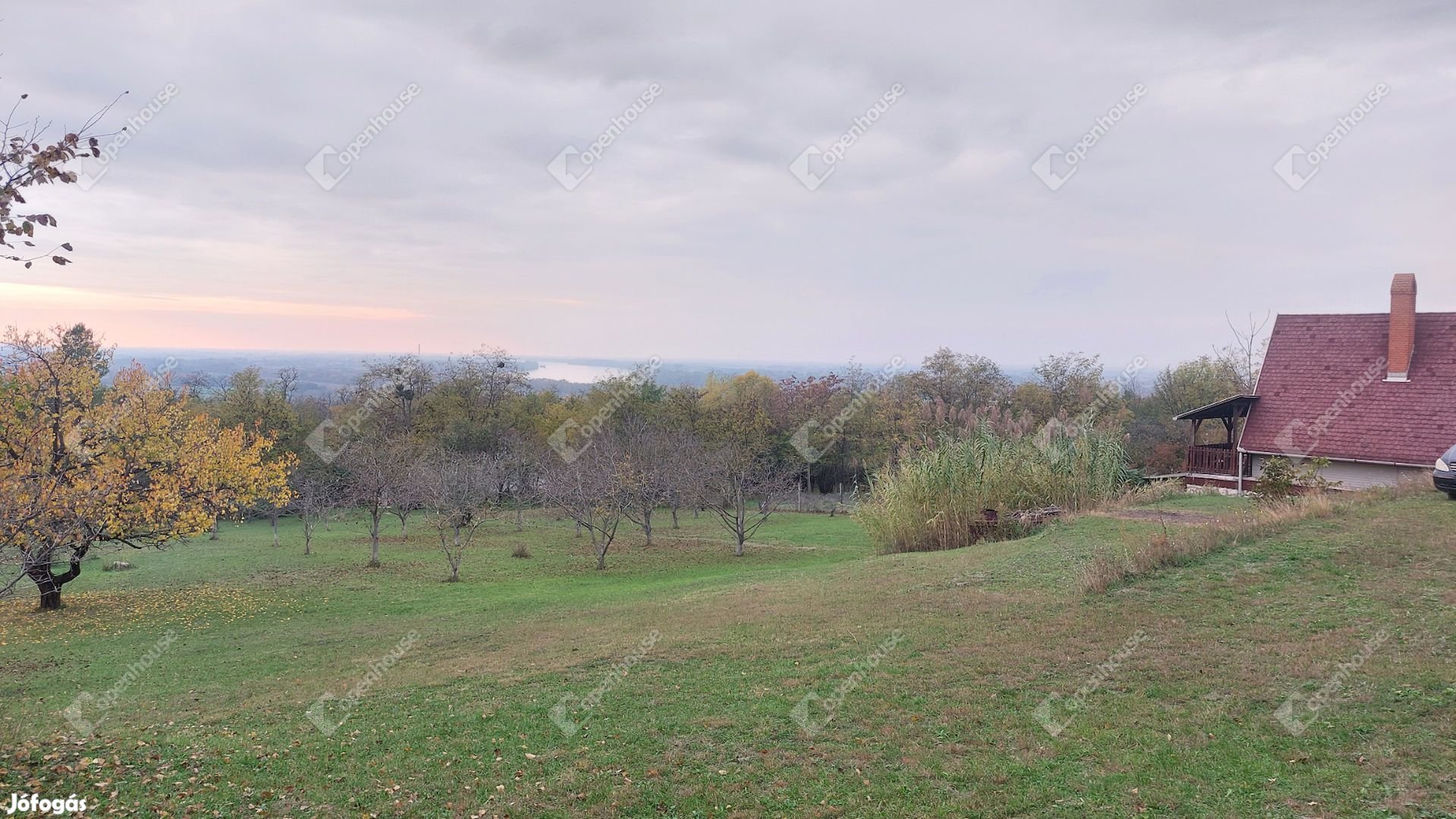 Dunaalmáson panorámás osztható telek eladó!