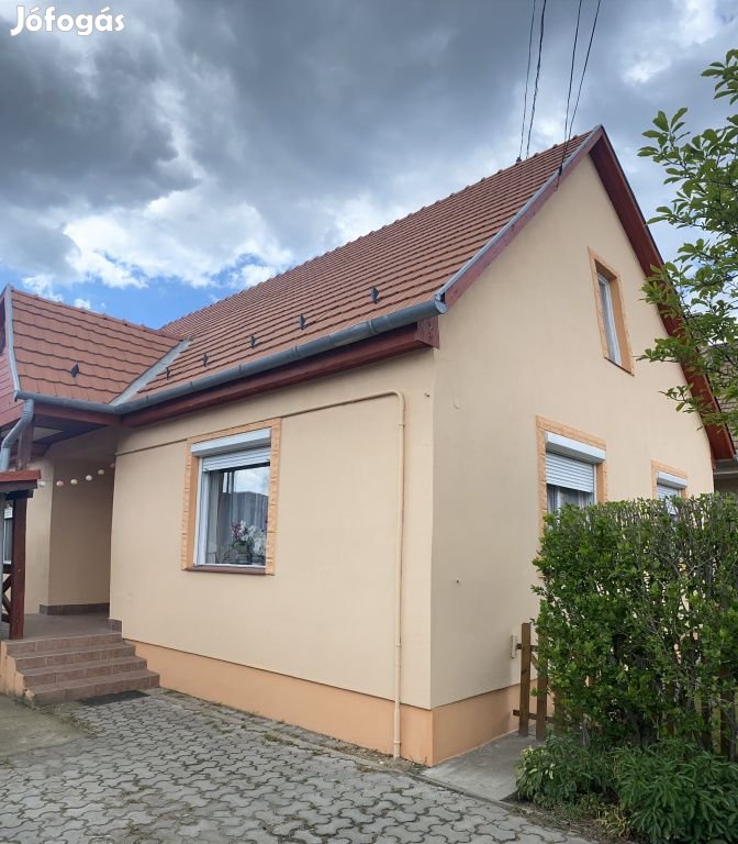 Dunaharaszti, Király út közeli utca, 83 m2-es, családi ház