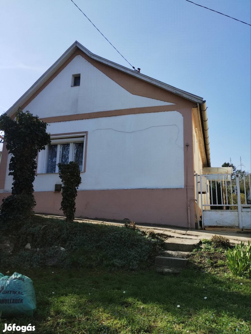 Dunakanyarban, Verőcén eladó 1.5  szobás családi ház.