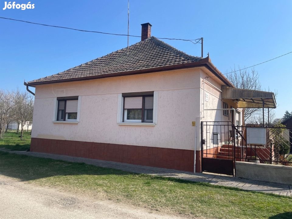 Dunaszentbenedeken összkomfortos családi ház a Dunától 500