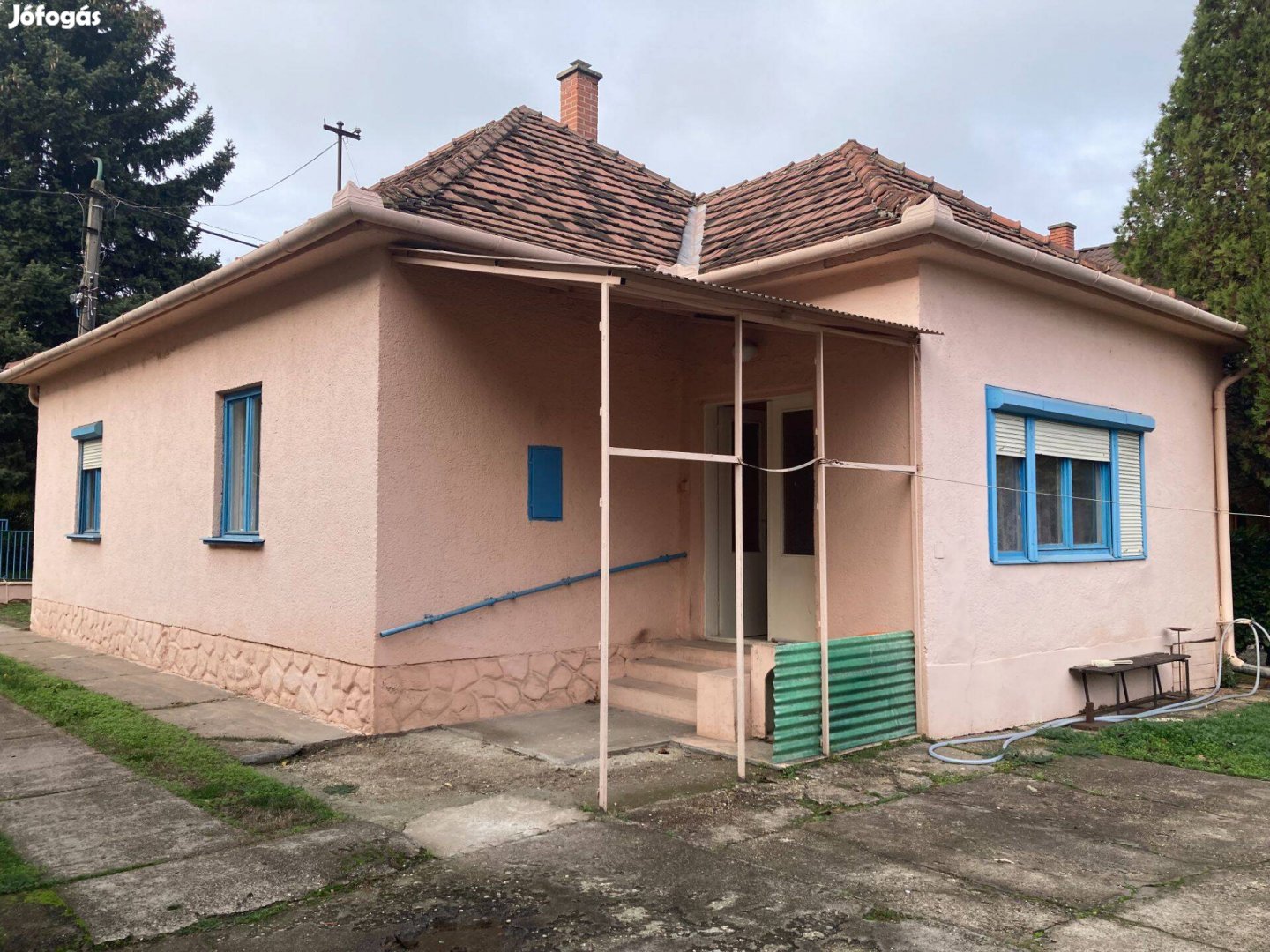 Dunaújvárosban 3 szobás 3 garázsos családi ház eladó