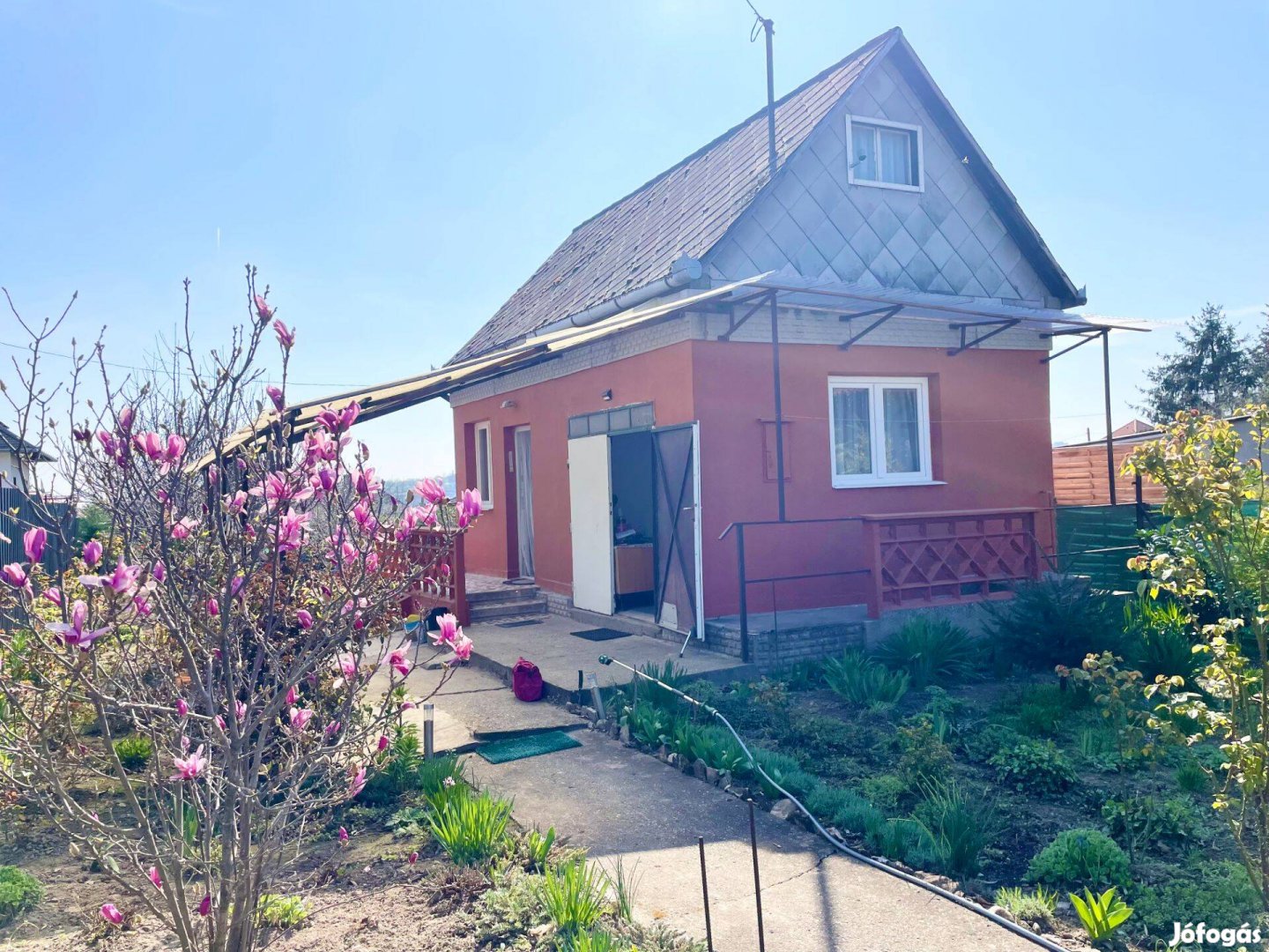 Dunaújvárosban belterületi telek kis házzal eladó