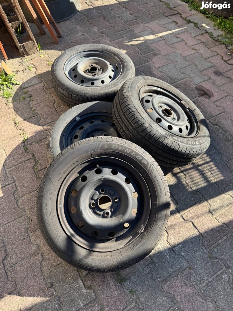 Dunlop négyévszakos autógumi, lemezfelnin